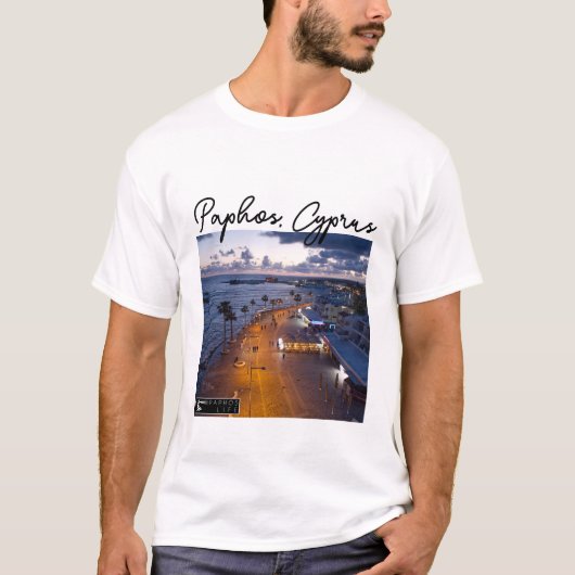 Paphos Seafront bij nacht, handtekening T-shirt (Voorkant)