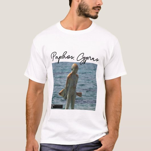 Paphos standbeeld jongen en vis, handtekening t-shirt (Voorkant)