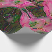 Papier met open, warmroze tulpen oppakken (Hoek)