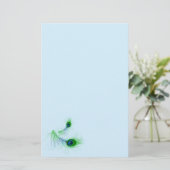 Papier-pauwenveren op papier (Staand voorkant)