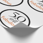 Papier verpakken naar de grote 50e verjaardag (Hoek)