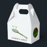 Papierdraagtas, draagbaar, 4x2,5x5 bedankdoosjes<br><div class="desc">Voeg een vleugje verfijning toe aan uw evenement met onze stijlvolle Tennis en Martini Paper Favor Box. Perfect voor tennisliefhebbers en martini-liefhebbers, deze prachtig ontworpen gunst box beschikt over charmante illustraties van tennisrackets en martini-glazen, die het plezier en de elegantie van uw favoriete tijdverdrijven vastleggen. Gemaakt van hoogwaardige materialen, onze...</div>