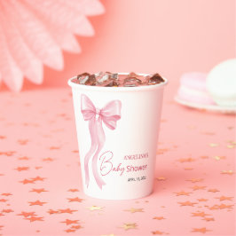 Papieren baby shower bekers met een delicaat lint.