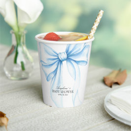 Papieren baby shower bekers met een lintje.