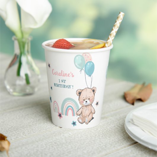 Papieren beker voor 1e verjaardag met schattige te (Insitu)