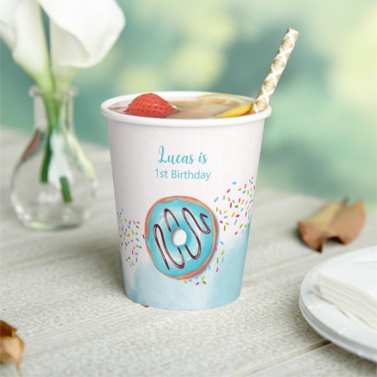 Papieren beker voor de eerste verjaardag. (Insitu)