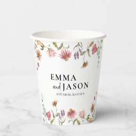 Papieren bekers met wilde bloemen voor een trouwfe
