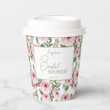 Papieren bekers voor een pastel bruidsfeest.