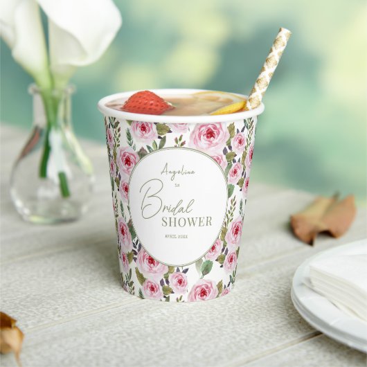 Papieren bekers voor een pastel bruidsfeestje. (Insitu)