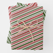 Papieren bladen met rode en groene kerstinslag inpakpapier vel (In situ)