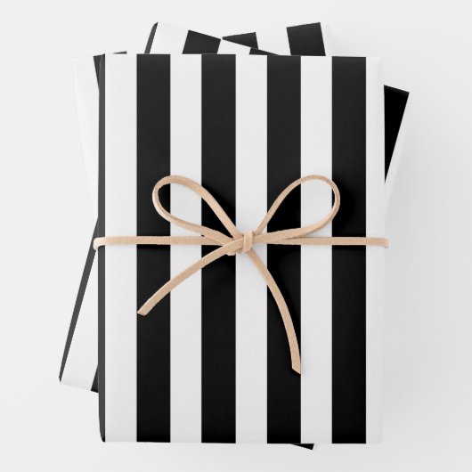 Papieren bladen met zwarte en witte strips inpakpapier vel (In situ)