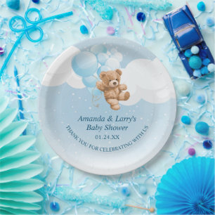 Papieren borden met teddybeer en blauwe ballonnen bordje