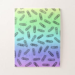 Papieren clips boven regenboog legpuzzel