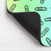 Papieren clips boven regenboog muismat (Hoek)