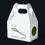 Papieren Favorietdoos, Gable 4x2.5x5 Bedankdoosjes<br><div class="desc">Voeg een touch van verfijning toe aan uw evenement met onze stijlvolle Tennis en Martini Papieren Favorieten Doos. Perfect voor tennisliefhebbers en martiniliefhebbers,  deze prachtig ontworpen favorieten doos bevat charmante illustraties van tennisrackets en martiniglazen,  waarmee het plezier en de elegantie van uw favoriete tijdverdrijf worden vastgelegd.</div>