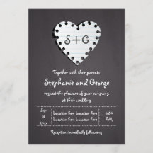 Papieren hart op het bord met een monogram bruilof