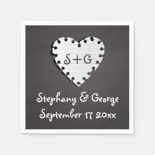 Papieren hart op het bord met een monogram bruilof servet