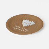 Papieren hart op hout met een monogram bruiloft bordje (Gekanteld)