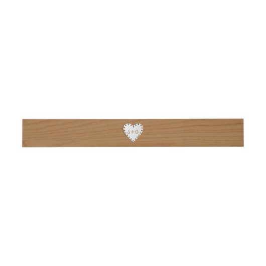 Papieren hart op hout met een monogram bruiloft uitnodigingen wikkel (Vlak)