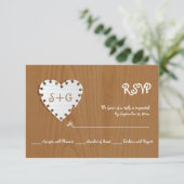 Papieren hart op hout met monogram bruiloft RSVP (Staand voorkant)