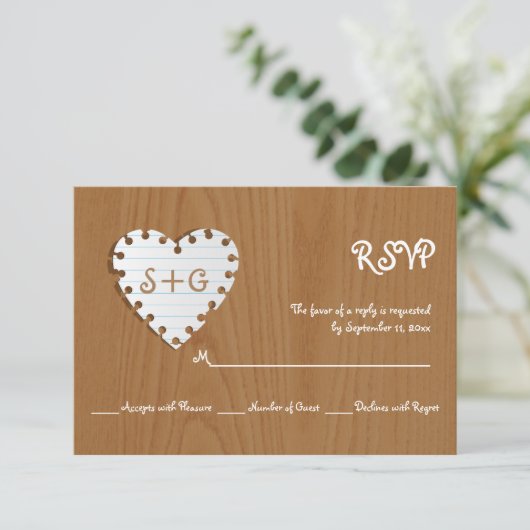 Papieren hart op hout met monogram bruiloft RSVP (Staand voorkant)
