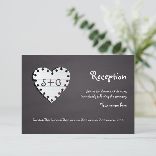 Papieren hart op schoolbord, monogram bruiloftsrec kaart (Staand voorkant)