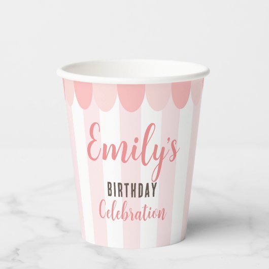 Papieren kopjes met roze ijscrème op zaterdag papieren bekers (Voorkant)