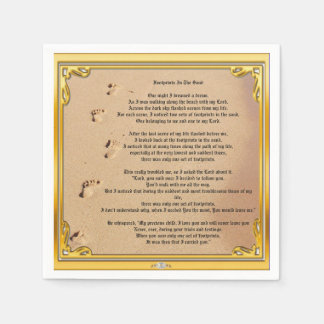 Papieren servet voetafdrukken in het zand