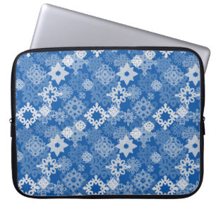 Papieren sneeuwvlokken en sterren op Indigoachterg Laptop Sleeve