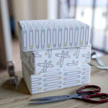 Papieren vellen met baby shower ompakken