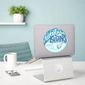 Papieren vliegtuig | Adventure begint op maat gesn Sticker (Laptop op bureau)