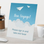 Papieren vliegtuig in de luchtmachtpartij reclamebord met voetstuk (Insitu)