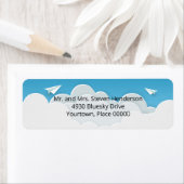 Papieren vliegtuig in het terugzendadres van de wo etiket (Insitu)