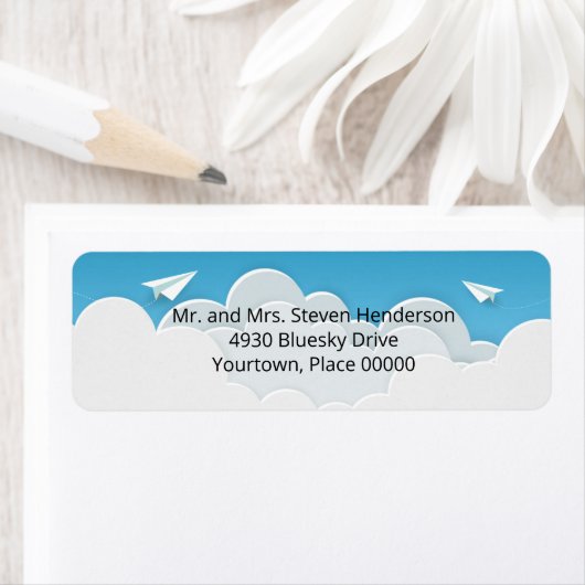 Papieren vliegtuig in het terugzendadres van de wo etiket (Insitu)