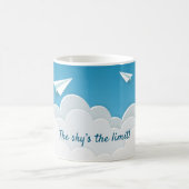 Papieren vliegtuigen boven de clouds-koffie-Mok Koffiemok (Center)