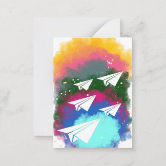 Papieren vliegtuigen en gekleurde Kaart Notitiekaartje