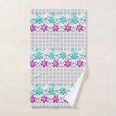 Papierneonbloemen op een grijs-witte geraffineerde bad handdoek (Handdoek)