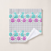 Papierneonbloemen op een grijs-witte geraffineerde bad handdoek (Wasdoekje)