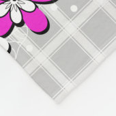 Papierneonbloemen op een grijs-witte geraffineerde fleece deken (Hoek)