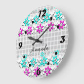 Papierneonbloemen op een grijs-witte geraffineerde grote klok (Hoek)