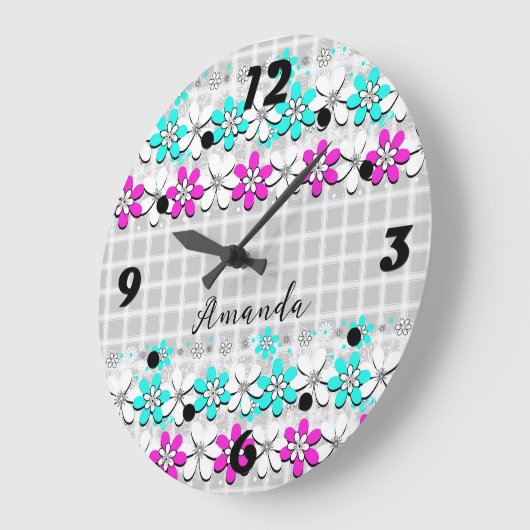 Papierneonbloemen op een grijs-witte geraffineerde grote klok (Hoek)