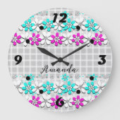 Papierneonbloemen op een grijs-witte geraffineerde grote klok (Voorkant)