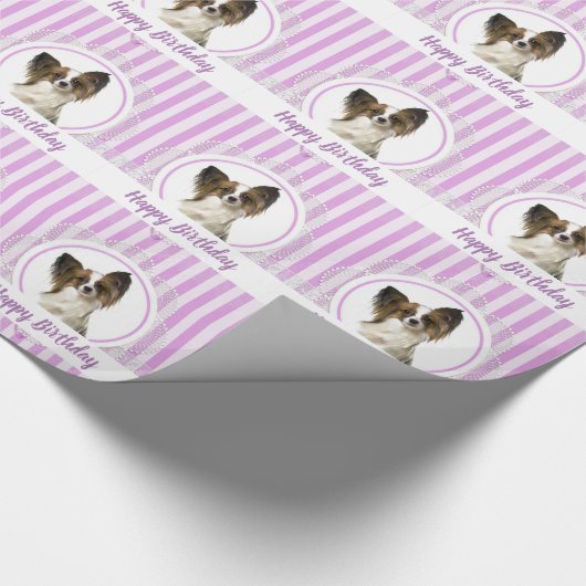 Papillon Dog en Lavender Stripes Happy Birthday Cadeaupapier (Hoek)