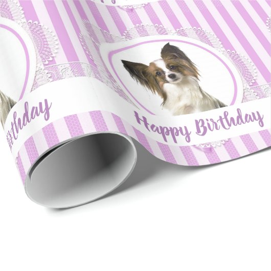 Papillon Dog en Lavender Stripes Happy Birthday Cadeaupapier (Rol Hoek)