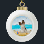 papillon Dog op strand Keramische Bal Ornament<br><div class="desc">Een papillon hond die op het strand zit is een perfect cadeauidee voor iemand die van dit hondenras houdt.</div>