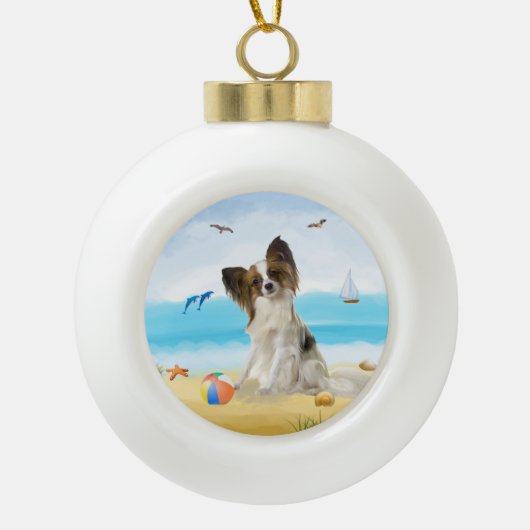 papillon Dog op strand Keramische Bal Ornament (Voorkant)