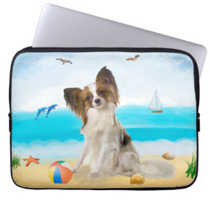 Papillon Dog op strand Laptop Sleeve
