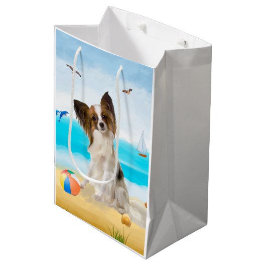 Papillon Dog op strand Medium Cadeauzakje (Voorkant Gekanteld)