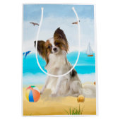 Papillon Dog op strand Medium Cadeauzakje (Voorkant)