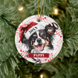 Papillon-hond in kerstmannenhoed Kerstbal aan een Keramisch Ornament